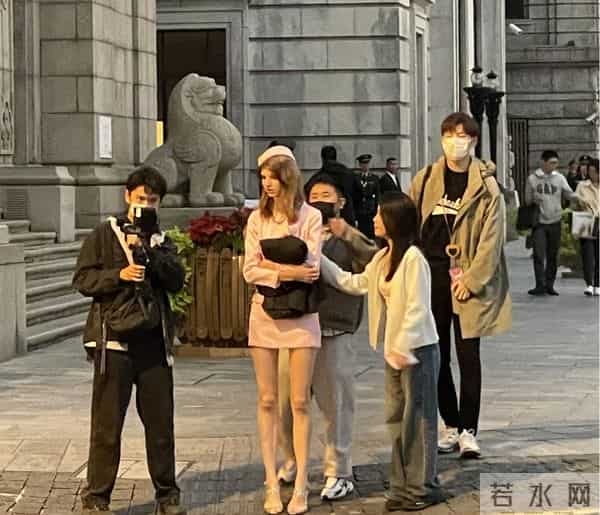 董力阿诺外滩被偶遇，阿诺穿粉色短裙露逆天长腿，董力变身小助理