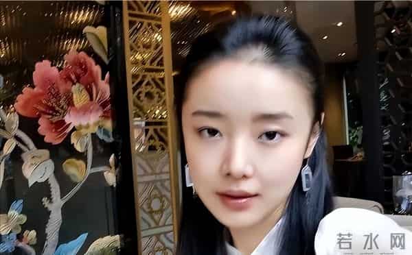 曾被张艺谋力捧，火后与富豪卷款61亿逃亡国外，大佬被抓她后悔吗