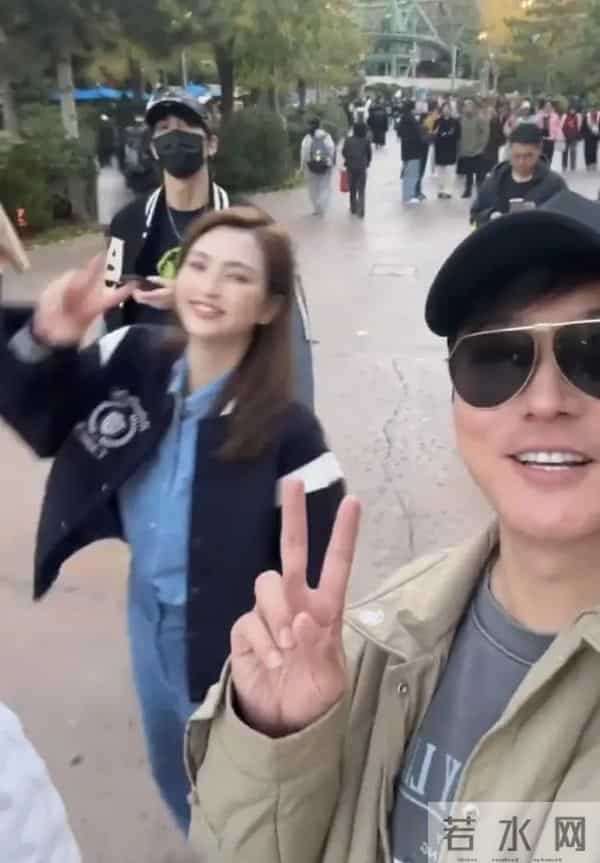 张丹峰洪欣带孩子逛环球影城,对着镜头比耶,完全看不出相差10岁