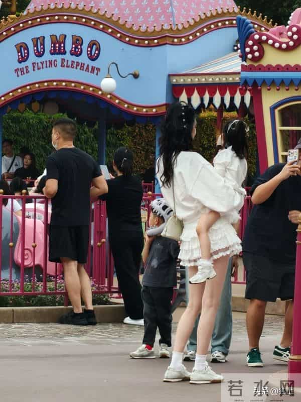 迪士尼偶遇何猷君一家，4岁女儿背1.7万挎包，奚梦瑶本人美到失语