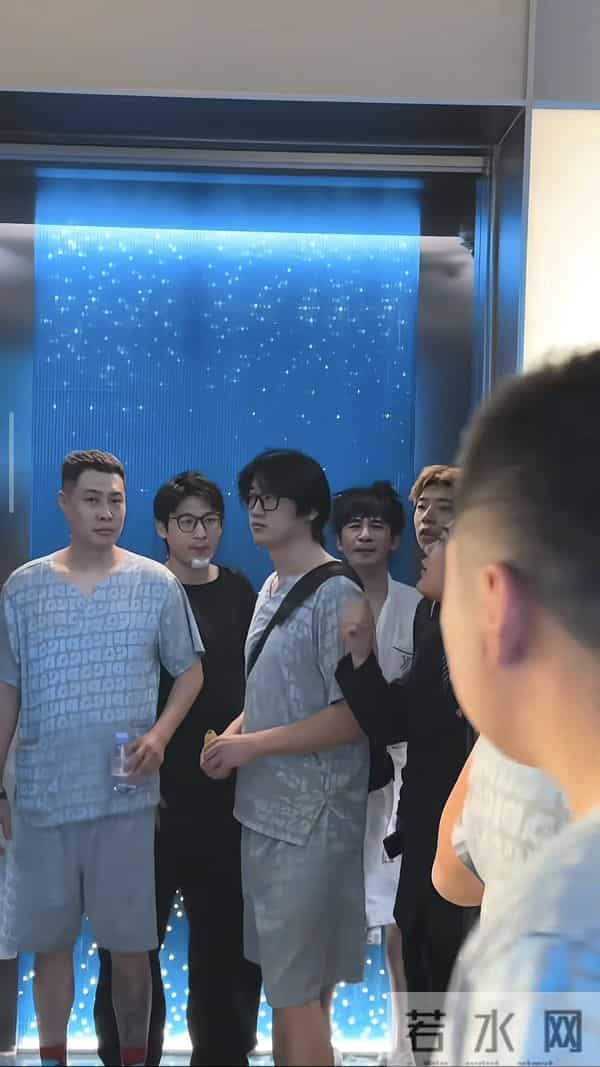 沈阳洗浴中心 偶遇大张伟和沈凌 大张伟走路没劲 还一副没睡醒的样子