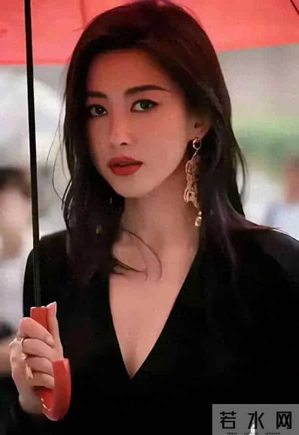 朱珠竟然真空出行边走边喝饮料 这厚度这粗度还有腰身 这样穿舒服吗