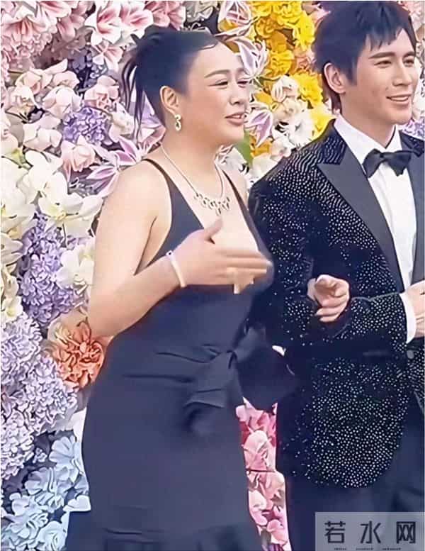 钟丽缇不靠滤镜，靠骨相撑全场。黑裙一穿，不是性感，是底气！