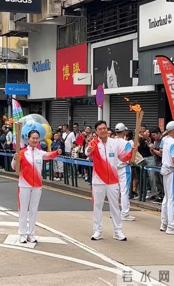 何超琼戴大钻石耳饰很华丽，她的头发白了，她和何超盈女儿合影