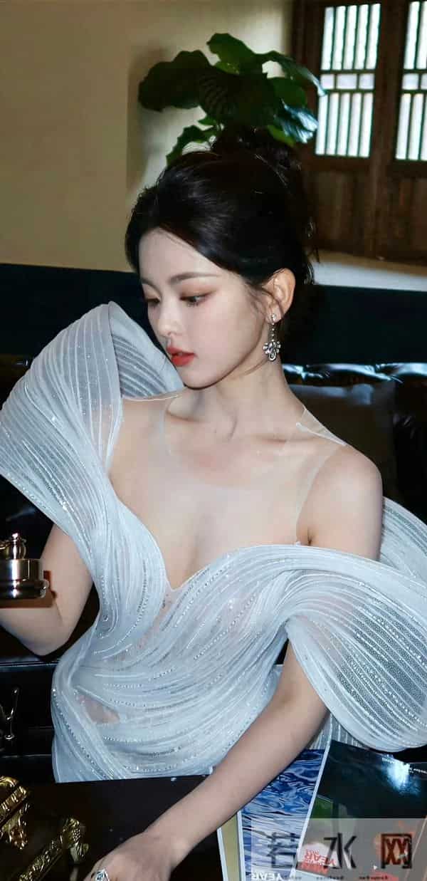 杨超越 深V高叉裙