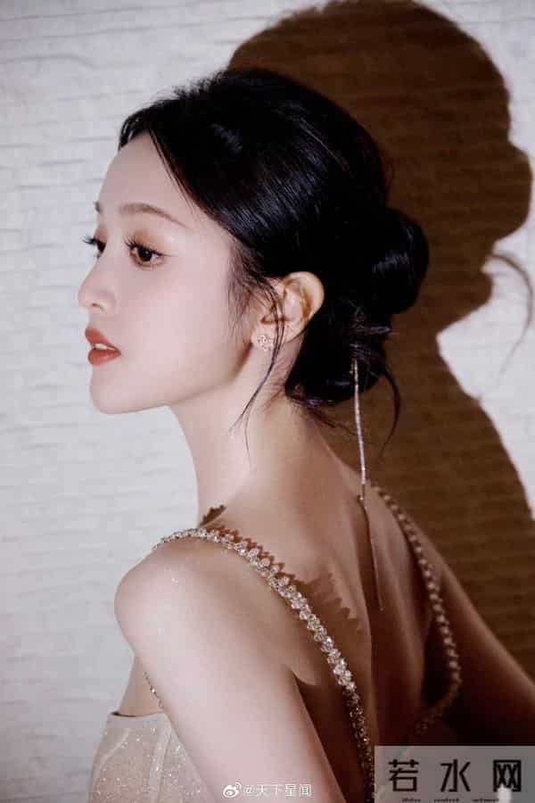 吴宣仪舞台上很美，不过皮肤好像也没有想象中那么白皙透亮