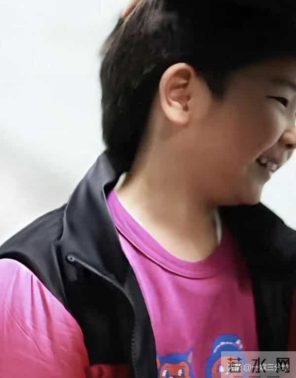 白百何一家回国,大儿子又黑又老,小儿子长相曝光眼小脸大不像她