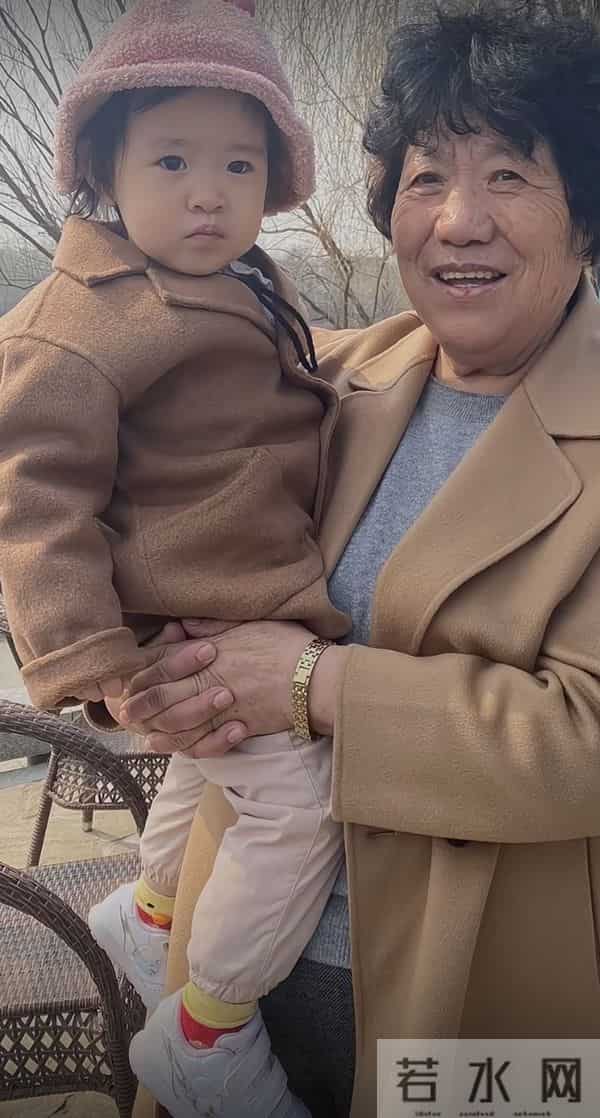 郭晓东妈妈带亲戚来北京，住小酒店不麻烦儿子，俩孙女全程玩手机