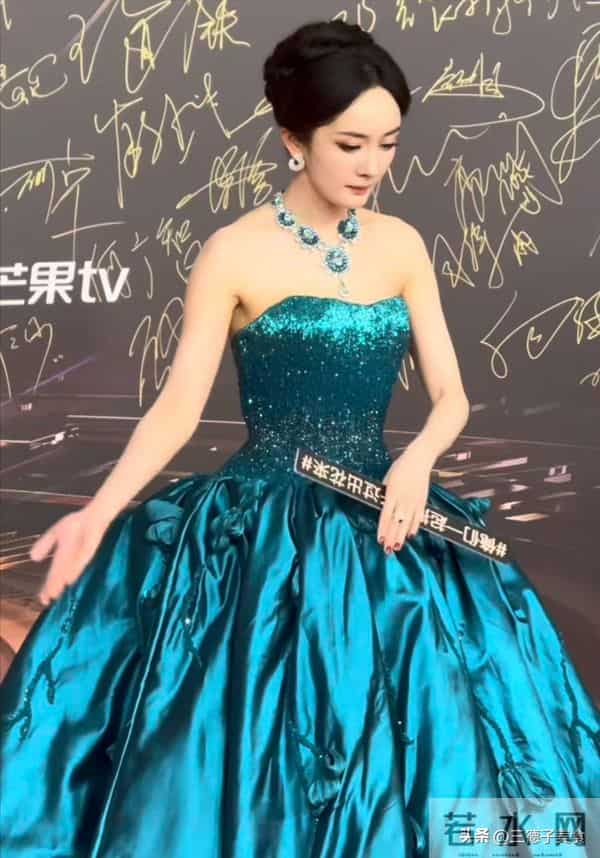 北京这一夜"乐子"多！杨幂指挥交通，蓝盈莹撞衫，欧豪疑偷瞄前任