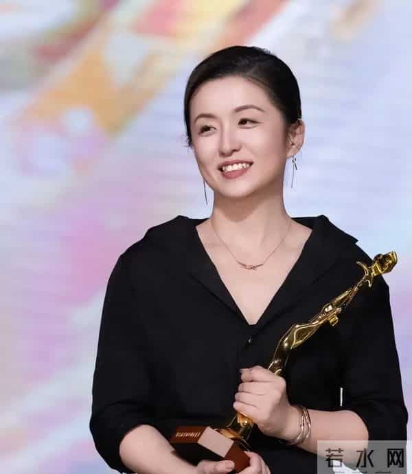 事情闹大了！秦雯“袭警捞人”事件遭官媒喊话，吐槽倪妮被硬刚