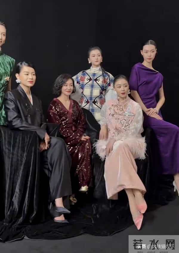 上海这一晚,蒋欣、胡杏儿秒了00后小花,才知什么叫美得有辨识度