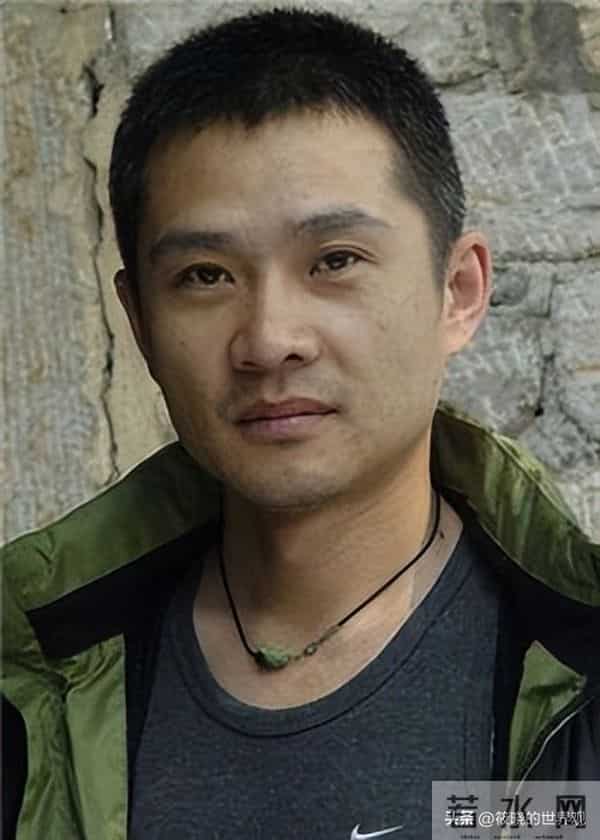 戏红人不红，明明自己很帅却娶“丑女”为妻，恩爱24年他到底图啥