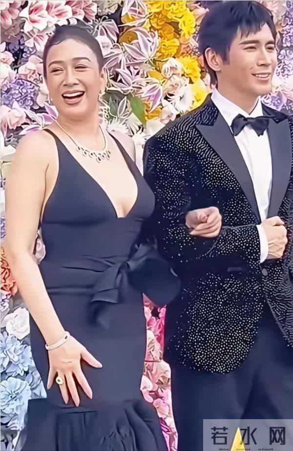 钟丽缇不靠滤镜,靠骨相撑全场。黑裙一穿,不是性感,是底气!