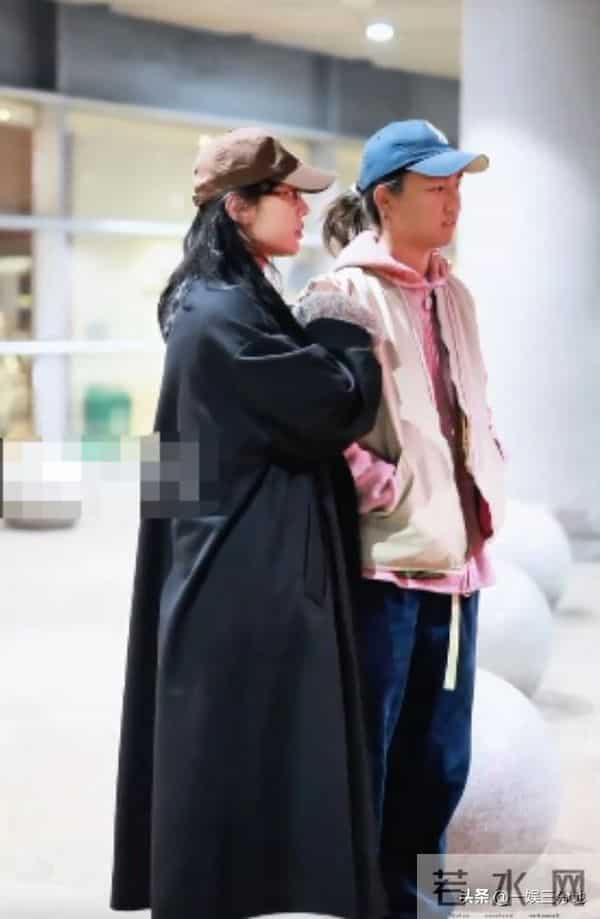 白百何一家回国,大儿子又黑又老,小儿子长相曝光眼小脸大不像她