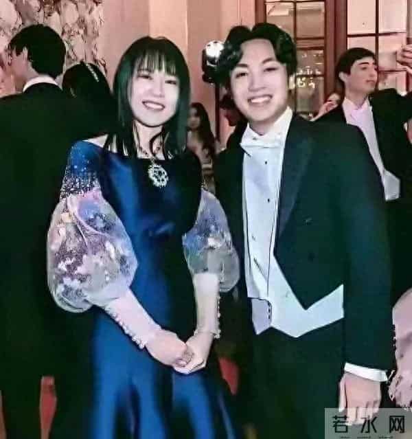 张艺谋的儿子与女儿合影，一个帅一个美，完美继承了妈妈的美貌。