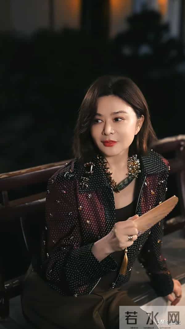 63岁关之琳染发新造型:短款外套+阔腿裤,减龄又高级,美得像39