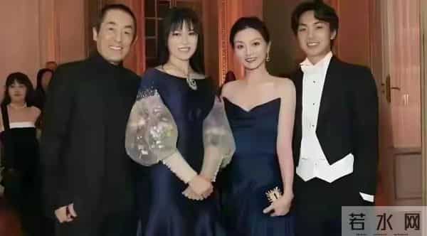 张艺谋的儿子与女儿合影，一个帅一个美，完美继承了妈妈的美貌。