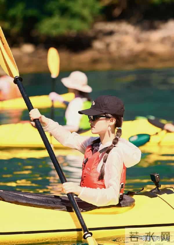 李沁在《花儿与少年7》里的穿搭！简直是户外时尚教科书啊！