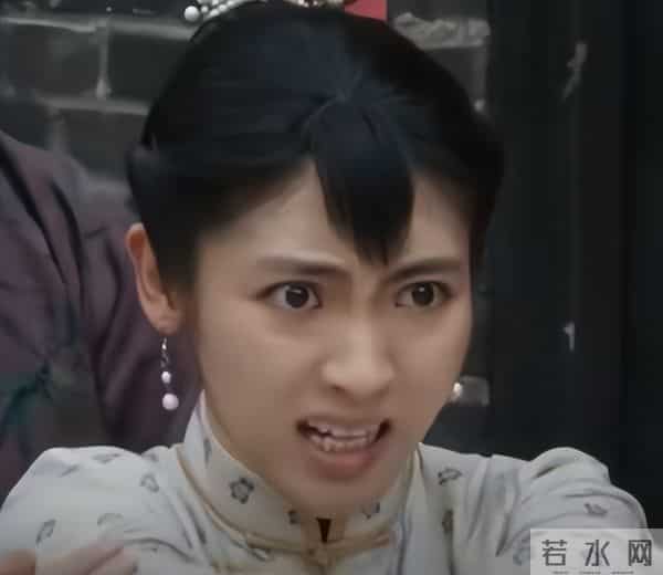 邢菲拿奖就曝恋情，两人被拍见家长，男友选秀出身，母亲下楼迎接