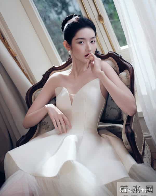 王玉雯亮相微博视界大会红毯,肌肤如雪,美得似小公主!