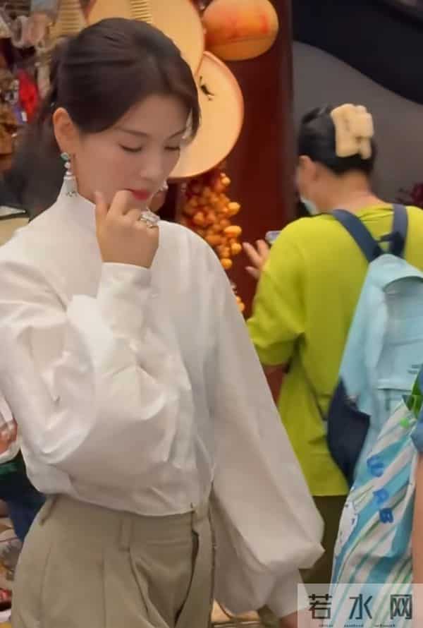 47岁刘涛豫园现身,休闲装配低马尾,气质优雅美得好高级