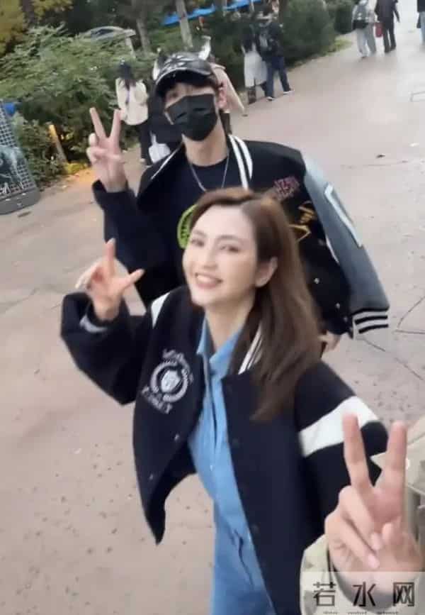 张丹峰洪欣带孩子逛环球影城,对着镜头比耶,完全看不出相差10岁