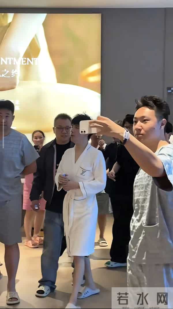 沈阳洗浴中心 偶遇大张伟和沈凌 大张伟走路没劲 还一副没睡醒的样子