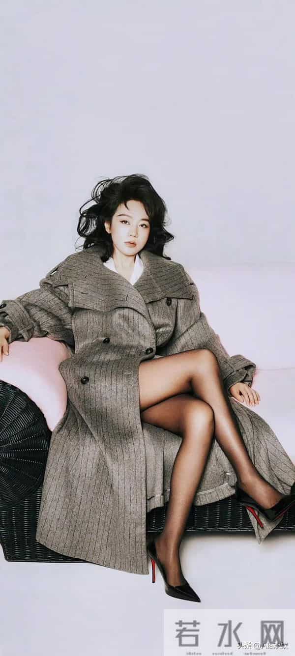 闫妮姚晨 嘉人封面 黑丝美腿 复古摩登 松弛张扬