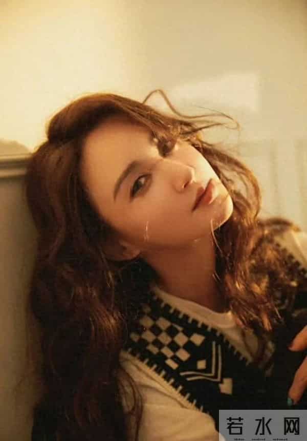 张歆艺光脚坐在木地板上，眉眼带笑的气质太舒服了