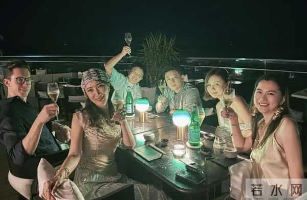 陈赫前妻在沙特过生日，外国老公现身两人十指紧扣，男方身材不错