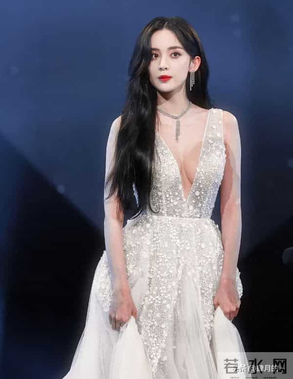 娜扎穿衣太妖娆，胸前开叉到肚脐，最后却学热巴用手紧紧捂住