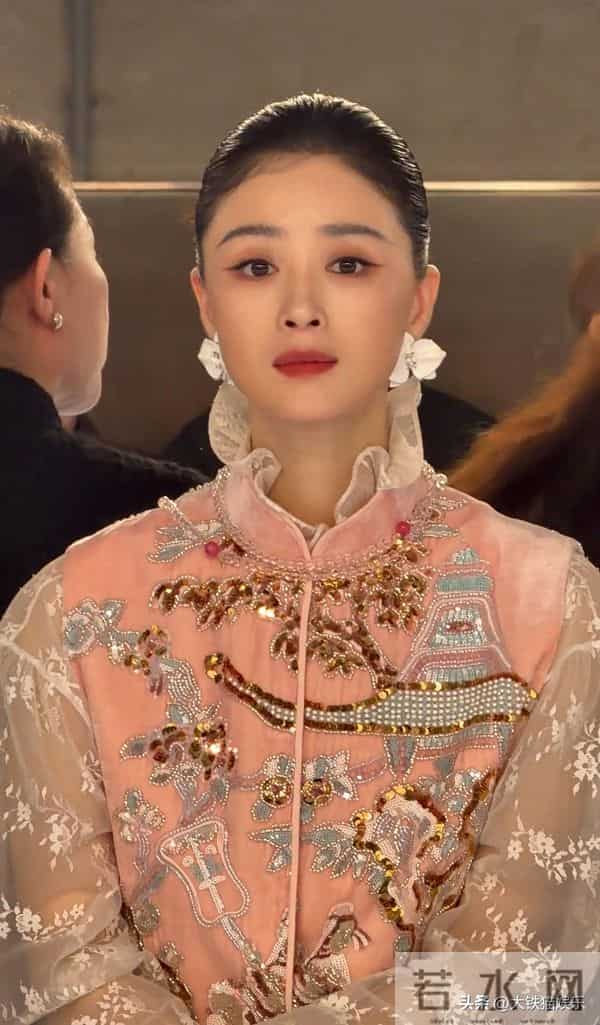 上海这一晚,蒋欣、胡杏儿秒了00后小花,才知什么叫美得有辨识度