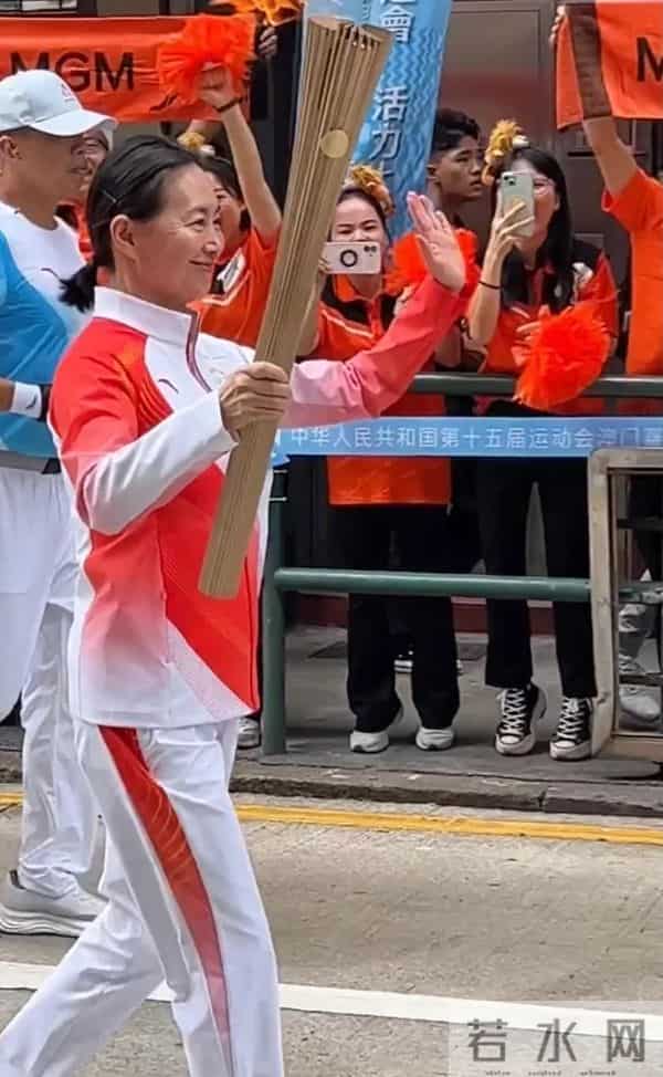 何超琼戴大钻石耳饰很华丽，她的头发白了，她和何超盈女儿合影