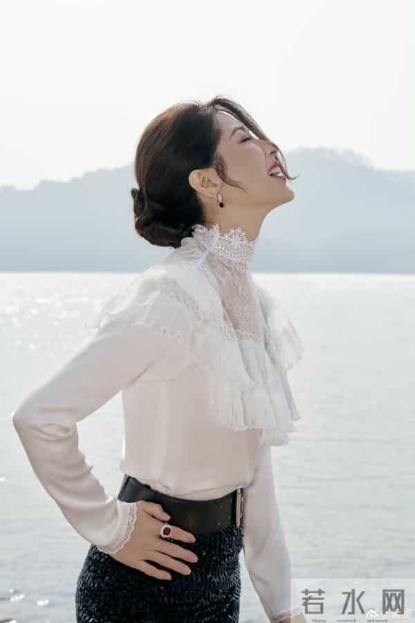 曾黎阿姨今日份在长江大桥美拍，开叉包臀裙高跟穿搭迷人至极