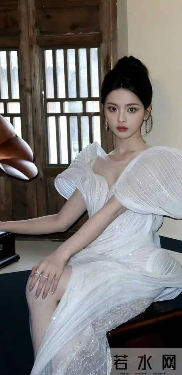 杨超越 深V高叉裙