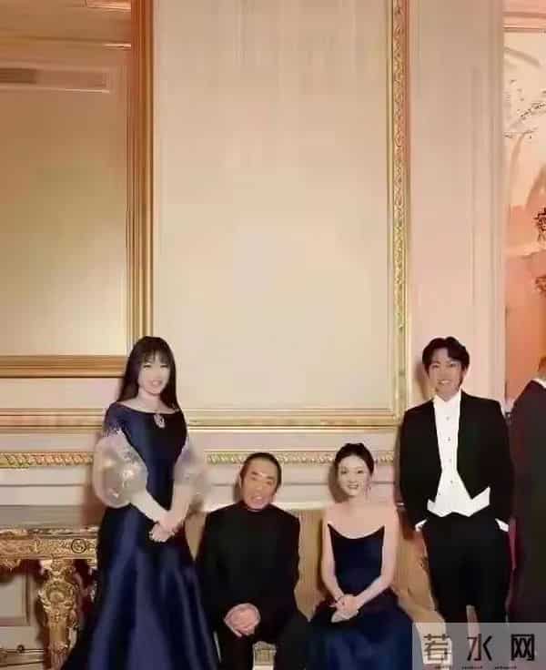 张艺谋的儿子与女儿合影，一个帅一个美，完美继承了妈妈的美貌。