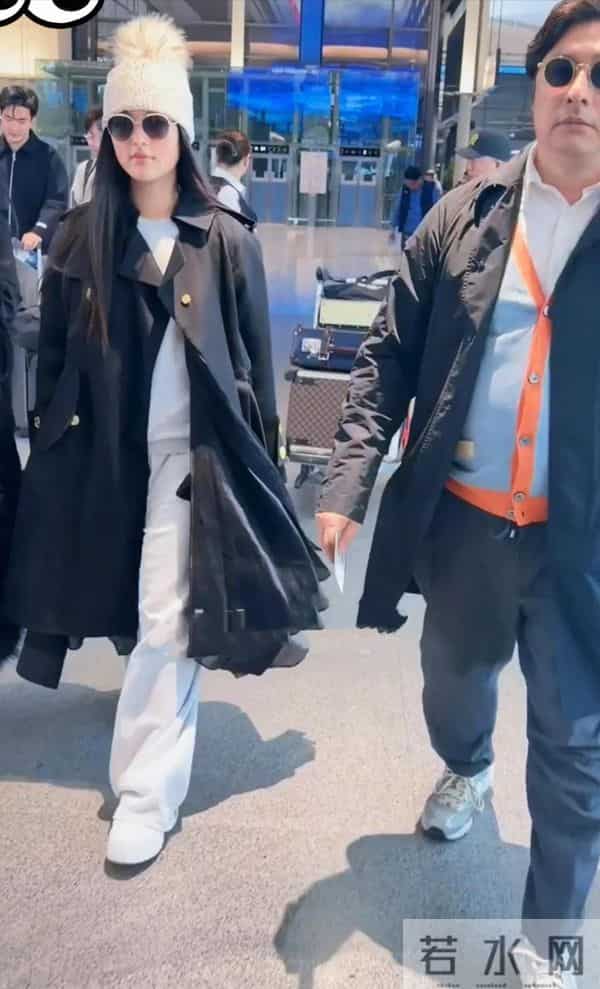 李湘一家三口现身机场，走路带风气场十足！手上那件貂皮大衣抢镜