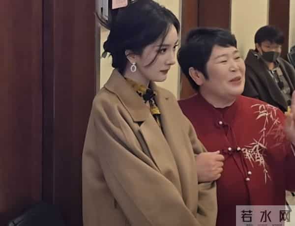 微博之夜似菜市场，杨幂指挥交通，蓝盈莹撞衫，张淼怡不敢认