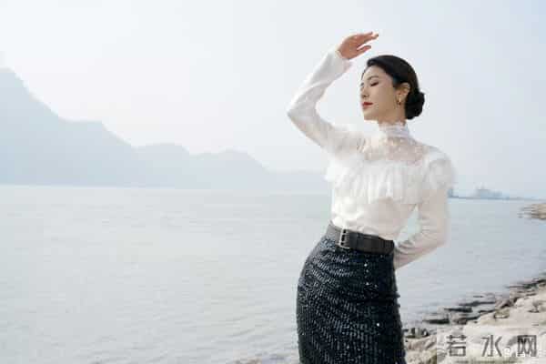 曾黎阿姨今日份在长江大桥美拍，开叉包臀裙高跟穿搭迷人至极