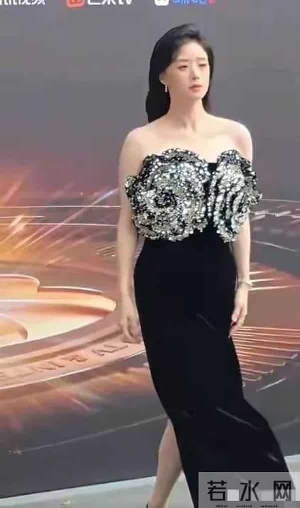 42岁蒋欣出席活动，裙摆开叉到大腿根，走路时气场太强大了