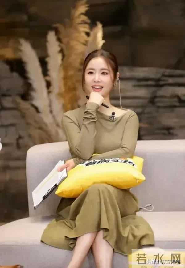 49岁林心如增肥后更漂亮！穿斜肩连衣裙扎麻花辫，美到差点认不出