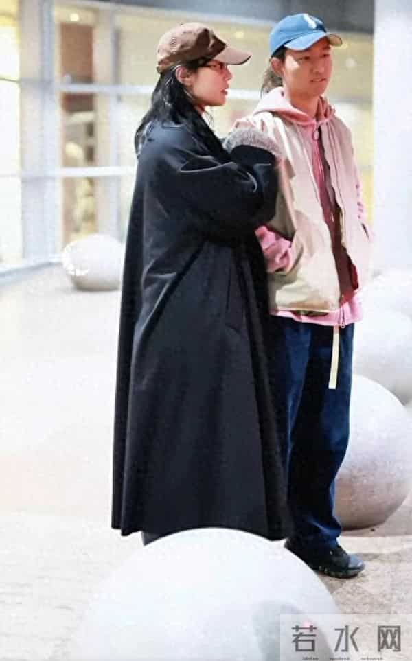 白百何带两个儿子现身!17岁大儿子长得像前夫陈羽凡，二儿子5岁