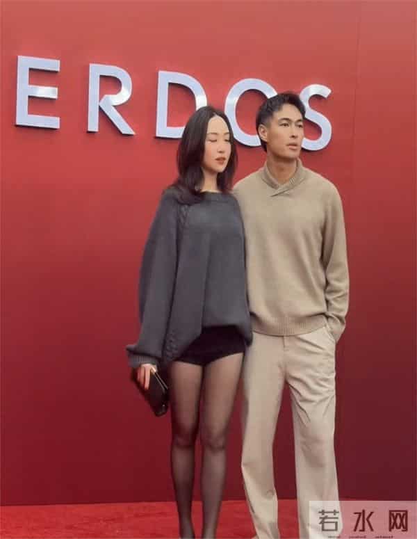 杨佑宁媳妇这身材简直堪比梦露啊肉肉的性感又火辣看得人目不转睛