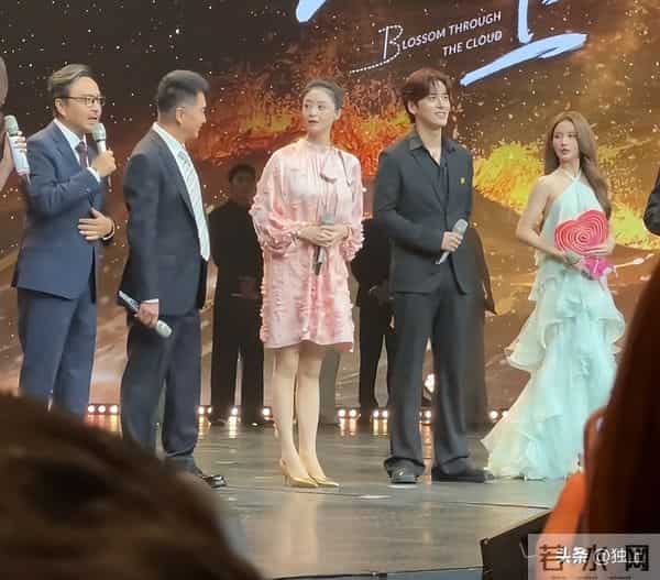 蒋欣出席招商大会，真人瘦好几圈又高又白，穿粉裙好显嫩不像42岁