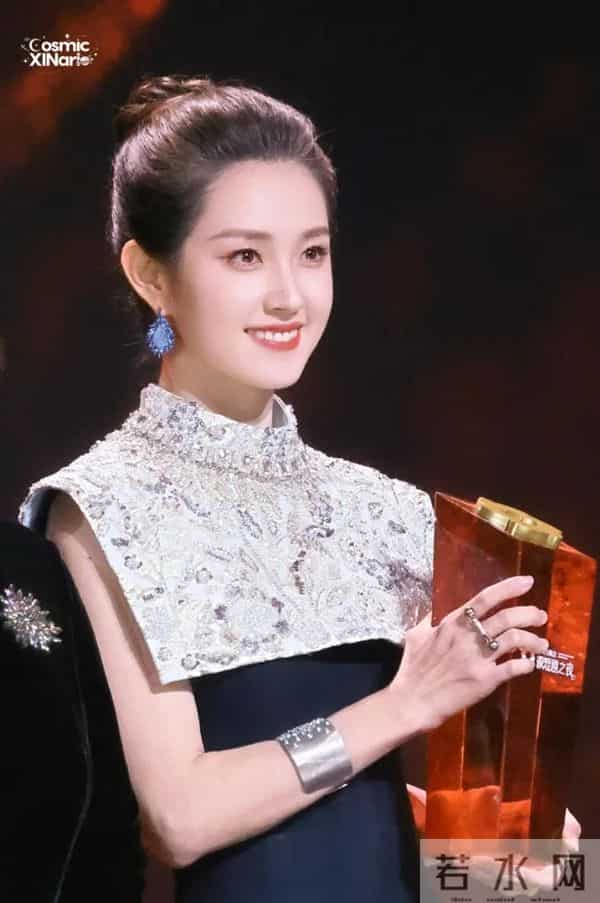 终于理解为什么叫她“短剧颜值天花板”了!温婉大方,素颜超级美