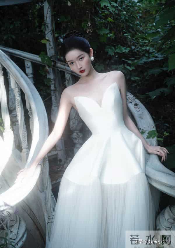 王玉雯亮相微博视界大会红毯,肌肤如雪,美得似小公主!