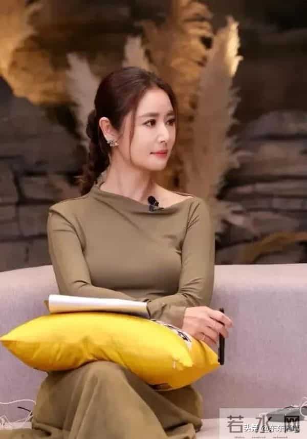 49岁林心如增肥后更漂亮！穿斜肩连衣裙扎麻花辫，美到差点认不出