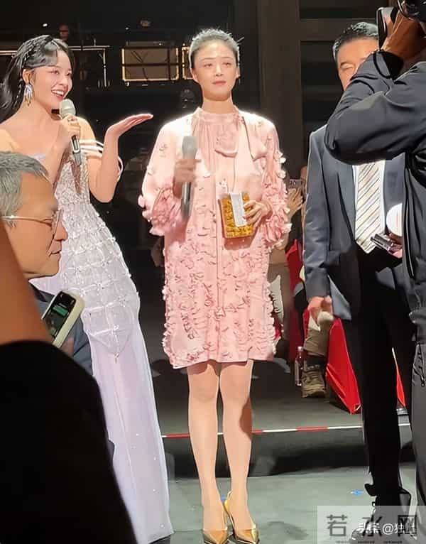 蒋欣出席招商大会，真人瘦好几圈又高又白，穿粉裙好显嫩不像42岁