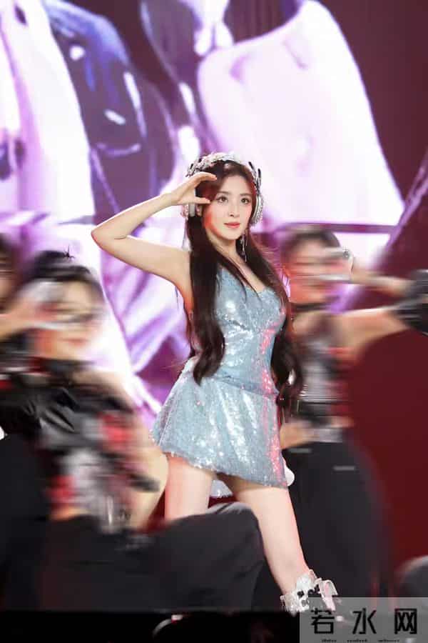 张含韵上海演唱会“惊变”，上围引热议，恋爱传闻靠谱吗？