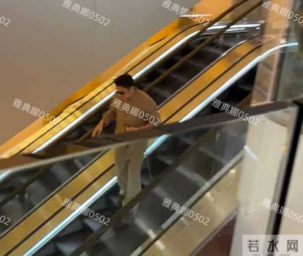 香港偶遇谢霆锋和大儿子,谢霆锋好帅好年轻Lucas很乖很崇拜爸爸